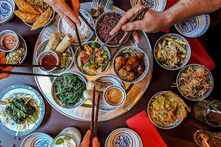 小グループで食べて、飲んで、探検 - ビゼリーまたは地元のフード ツアー