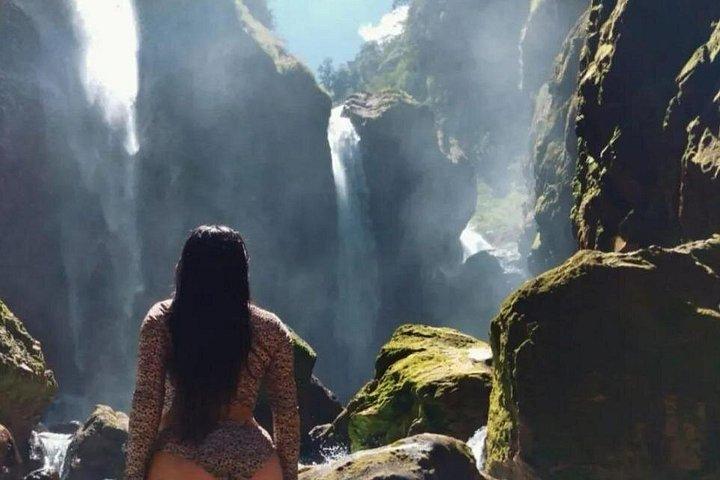 CR ナチュラル ワンダーズ トレック。バホス デル トロの滝トレイル + ポアス火山。