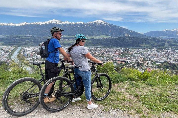風光明媚なインスブルック市街と山の eBike ツアー