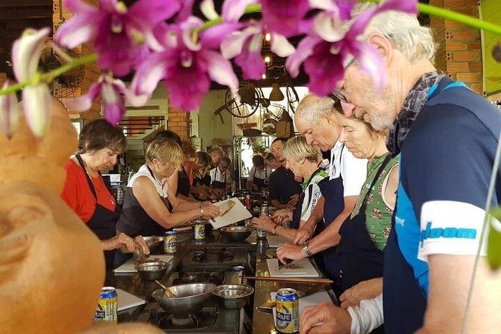 Cooking Class (visita al mercato locale, tour del villaggio di Tra Que Vegetable e cucina)