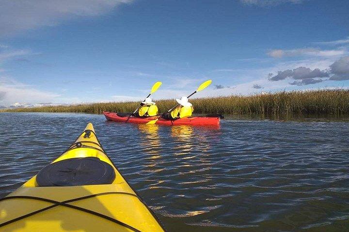 チチカカ湖でのカヤックでの日没時の 3 時間のルート