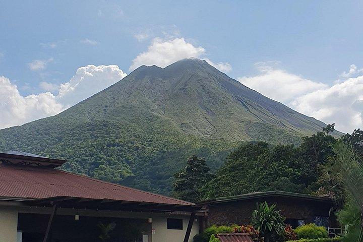 アレナル火山-熱帯雨林-吊り橋-滝-温泉