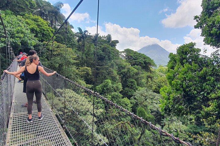 アレナル火山-熱帯雨林-吊り橋-滝-温泉