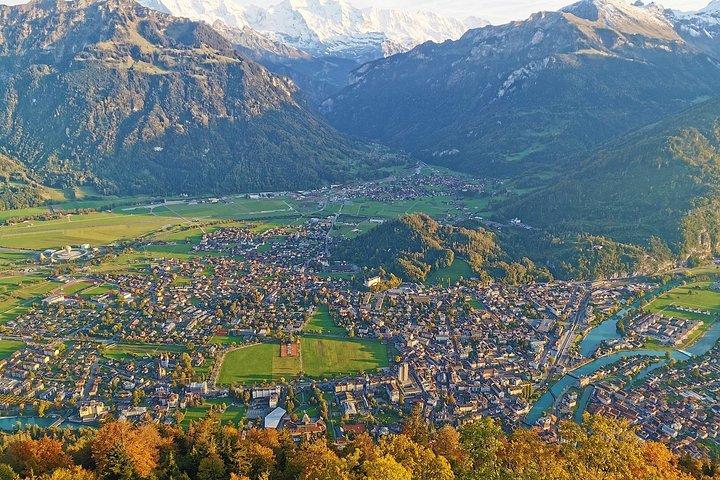 チューリッヒからインターラーケンへの絶景スカイガラスルーフトップバスの旅