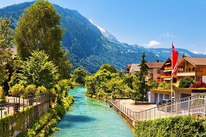 チューリッヒからインターラーケンへの絶景スカイガラスルーフトップバスの旅