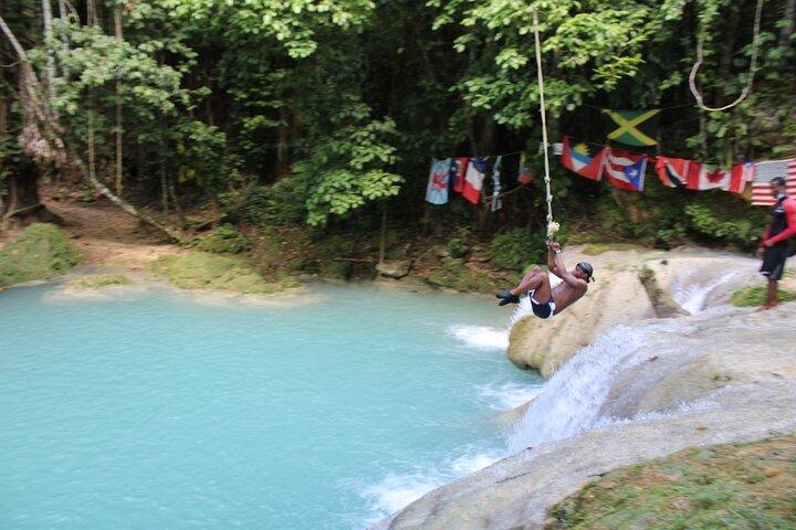 Visite d'une journée complète de Blue Hole et Dunn's River Falls, frais inclus