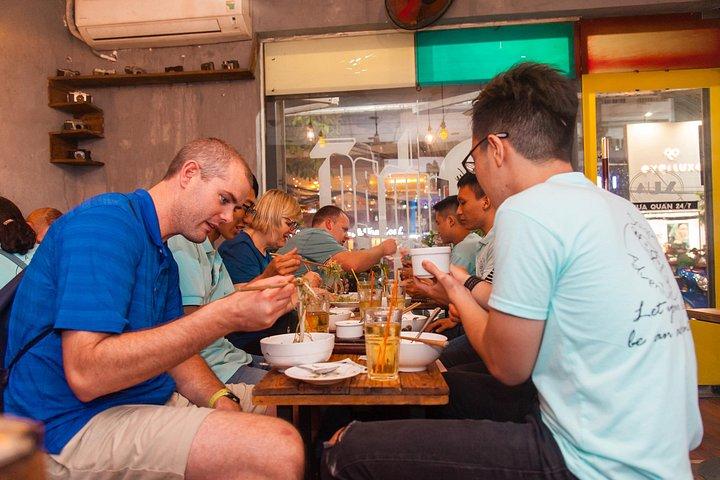 サイゴン観光＆屋台料理ツアー 学生とスクーターで