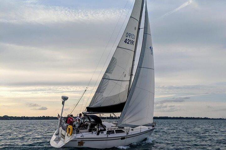 2-stündiges Segelabenteuer im Lake Michigan (bis zu 6 Personen)