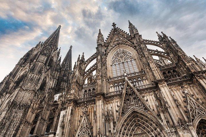 ケルン・メラテン墓地＆旧市街プライベートガイドツアー