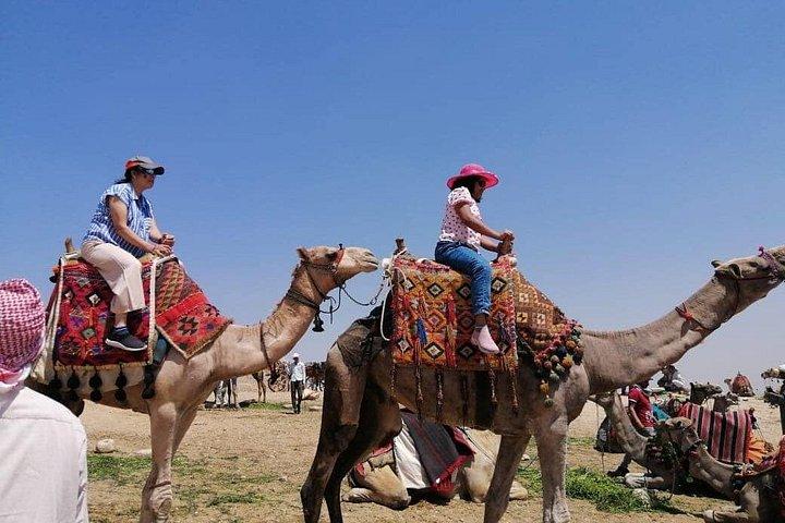 サハラギザのピラミッド周辺の乗馬またはラクダ乗りツアー