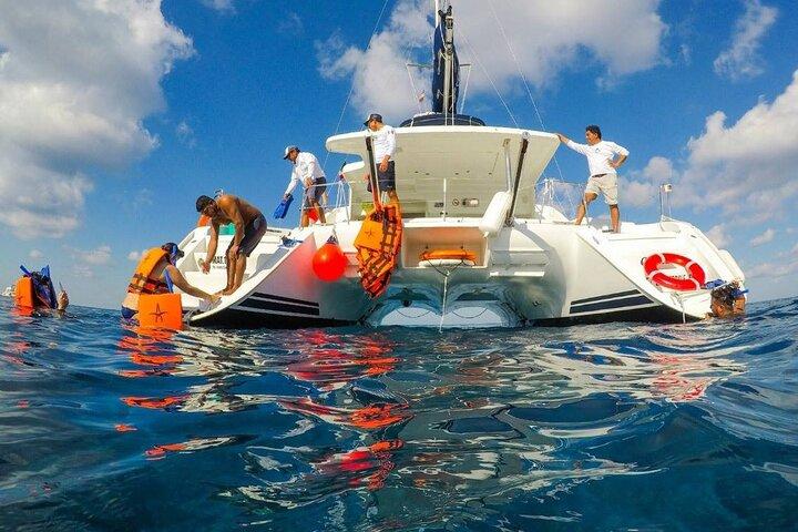 Isla Mujeres Catamaran Plus! Strandklub, buffet, snorkel og drinks
