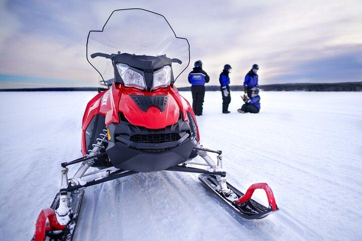 Safari en moto de nieve con experiencia en pesca en hielo