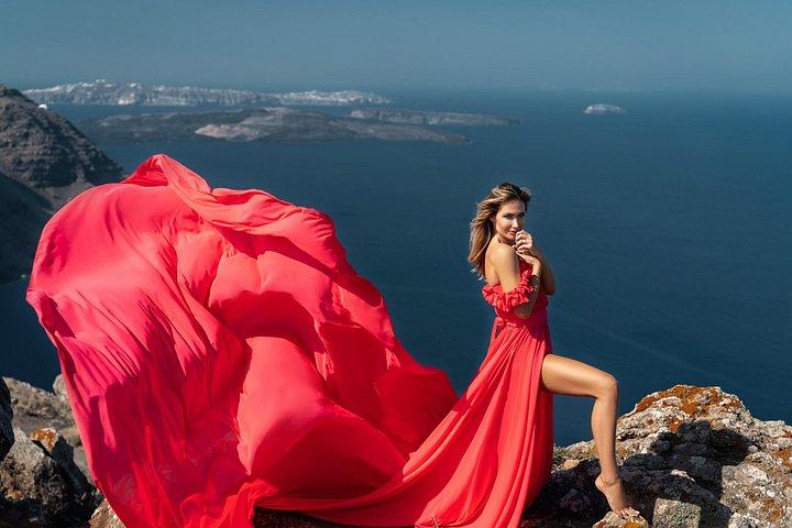 サントリーニ島でのフライングドレス撮影 by Flying Dress Photo