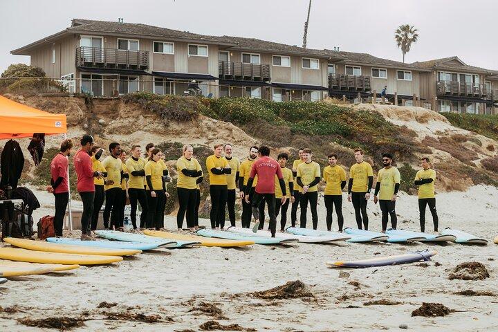 Lezione di surf di gruppo