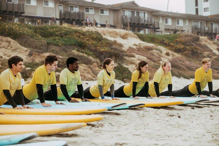 Lezione di surf di gruppo