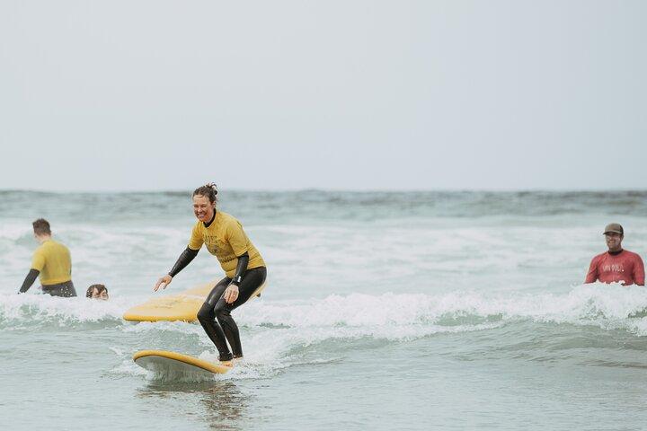 Lezione di surf di gruppo