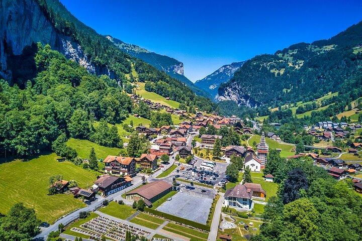 スイス村への日帰り旅行: インターラーケン・グリンデルヴァルト&ラウターブルンネン