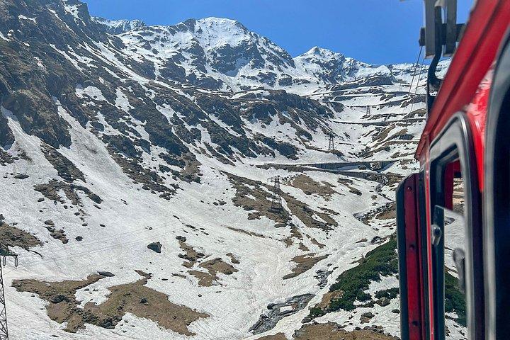 トランスファガラサンハイウェイとファガラス要塞日帰り旅行ブラソフ発