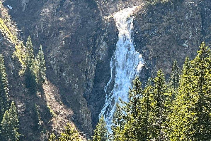 トランスファガラサンハイウェイとファガラス要塞日帰り旅行ブラソフ発