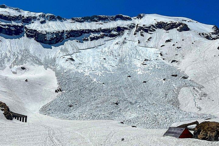 トランスファガラサンハイウェイとファガラス要塞日帰り旅行ブラソフ発