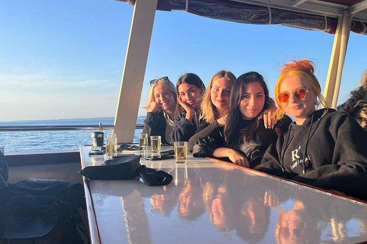 Observation des dauphins et coucher du soleil en bateau avec boissons et dîner en option