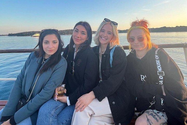 Observation des dauphins et coucher du soleil en bateau avec boissons et dîner en option