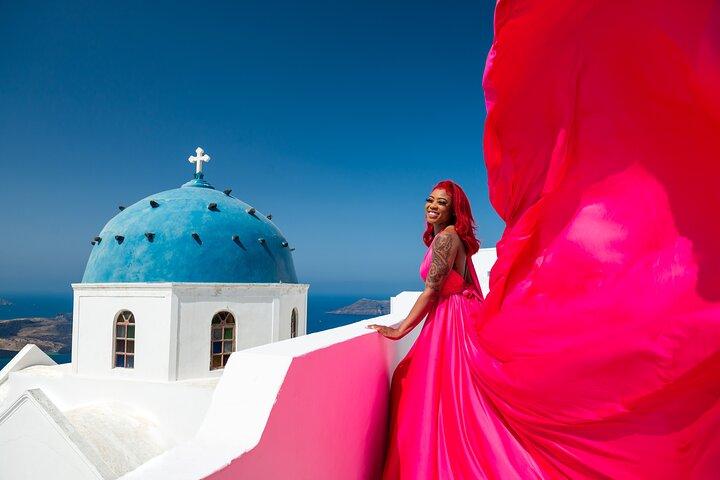 サントリーニ島でのプロのフライングドレスの写真撮影