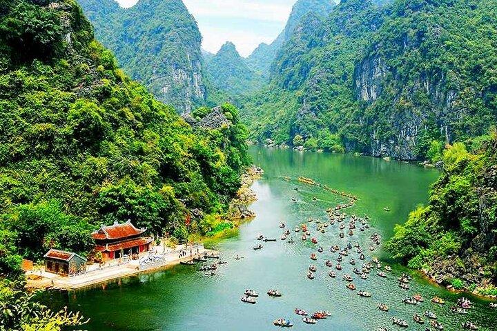 Excursión de día completo a las cuevas de Trang An, Hoa Lu y Mua con almuerzo