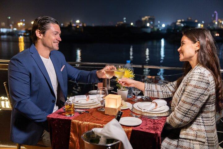 Dubai Canal Dinner Cruise mit La Perle Show Silver Tickets Combo