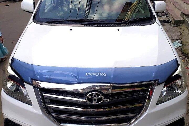 Innova To and Fro Pvt.スリナガル/ダル湖からの空港送迎