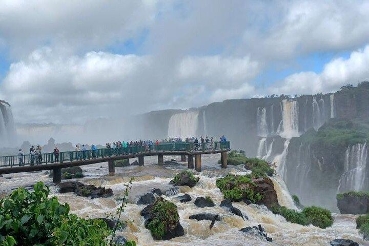 イグアス : ブラジル側の滝、ボート ツアー、バード パーク - チケットとランチ込み