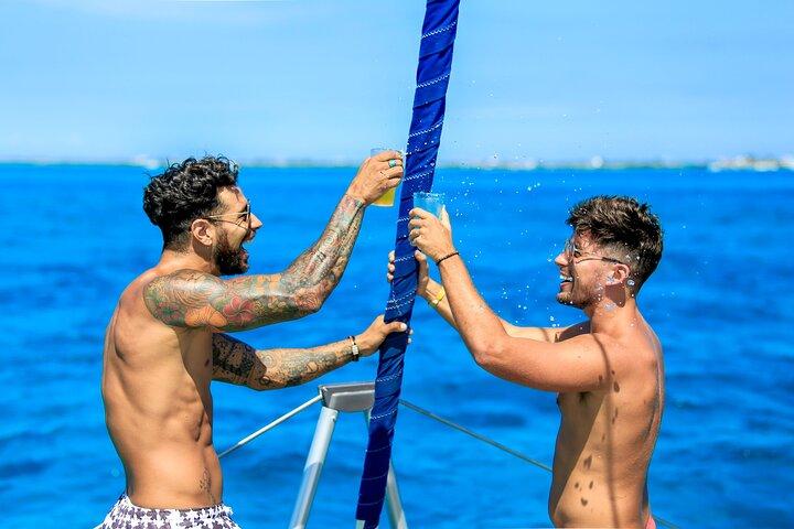 カタマラン船でムヘーレス島へ行くシュノーケリング ツアー、オープン バーとランチ付き