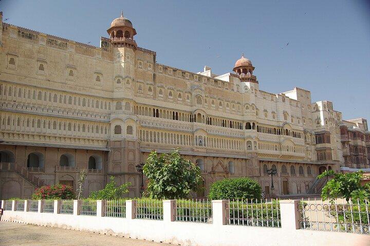 Bikaner Drop mit Besuch des Junagarh Fort & Rat Temple von Jaisalmer