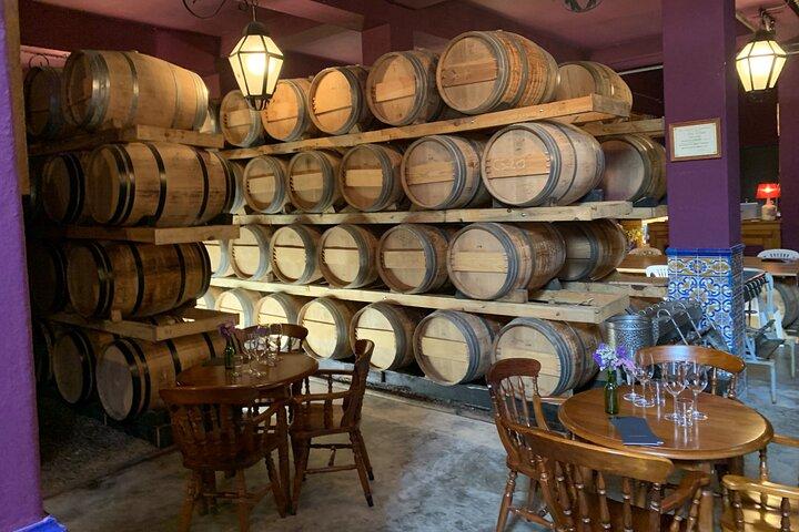 Private Tour mit Weinprobe mit regionalen Produkten und Besuch einer Fliesenfabrik.