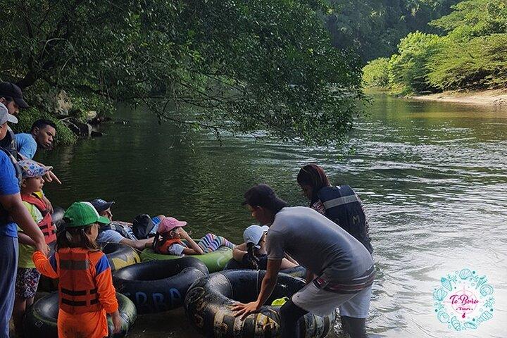 Tubing-Abenteuer mit Tour durch das indigene Dorf Seviaka • Halbtags