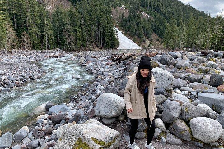 レーニア山のガイド付きハイキング-原生林、滝、氷河の景色