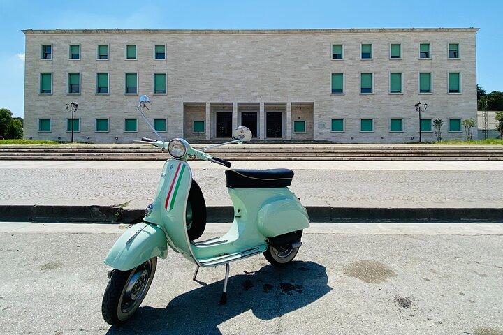 Noleggia una Vespa a Tirana
