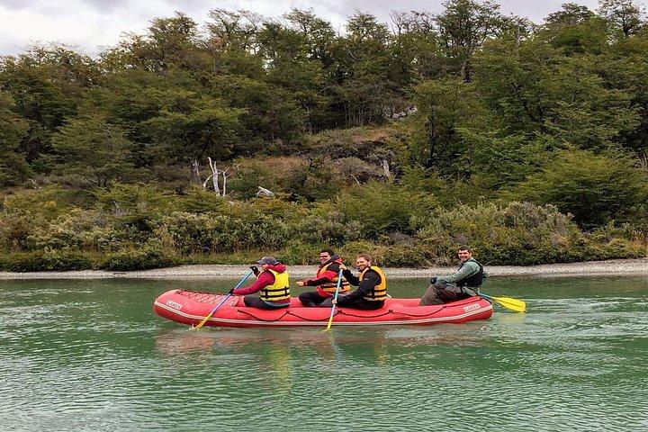 ティエラ デル フエゴ国立公園の特別なハイキングとカヌー ツアー