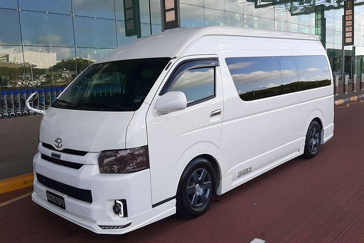 出発および（ガイドなしの）シンガポール市内観光のためのプライベートミニバン