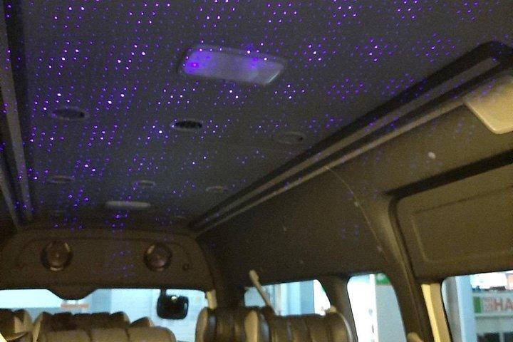出発および（ガイドなしの）シンガポール市内観光のためのプライベートミニバン