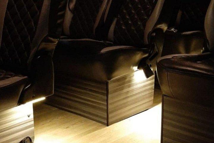 出発および（ガイドなしの）シンガポール市内観光のためのプライベートミニバン