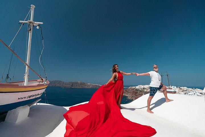 サントリーニ島でのフライング ドレスのプライベート写真撮影
