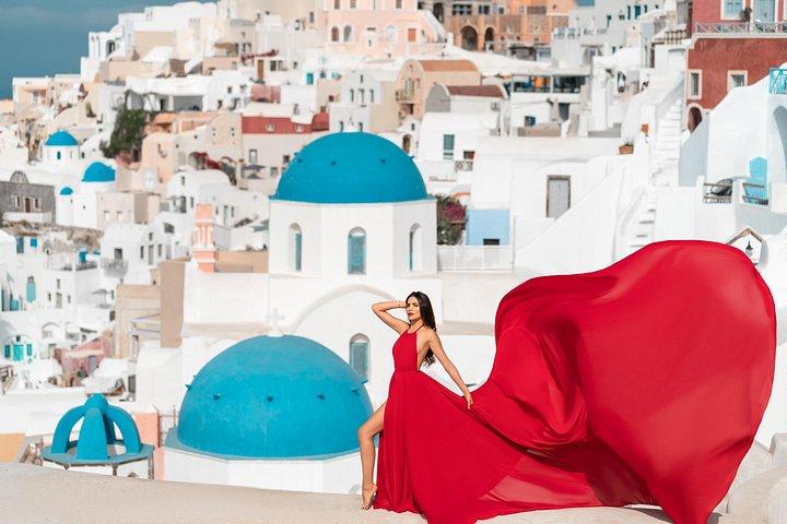サントリーニ島でのフライング ドレスのプライベート写真撮影