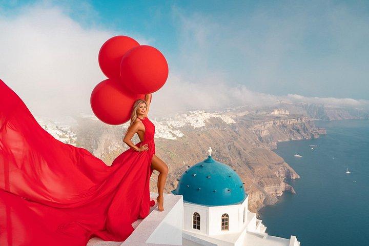 サントリーニ島でのフライング ドレスのプライベート写真撮影