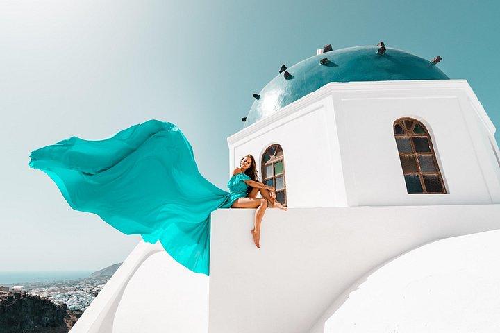 サントリーニ島でのフライング ドレスのプライベート写真撮影