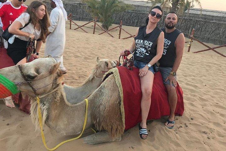 Privates Wüstenabenteuer – Dune Bashing, Abendessen & Live-Auftritte