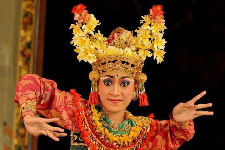 Ein Abend des traditionellen Tanzes auf Bali