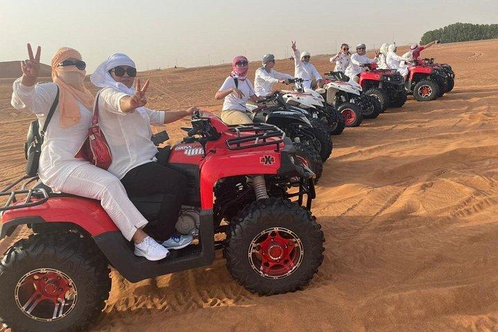 Dubai: Wüstensafari, Quadfahrt, Kamelritt und Abendbuffet