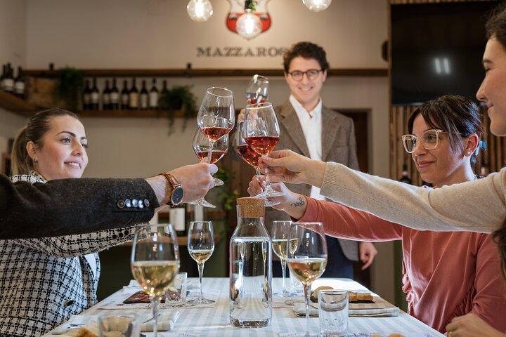 Tour privado de comida y vino en la bodega con degustaciones.