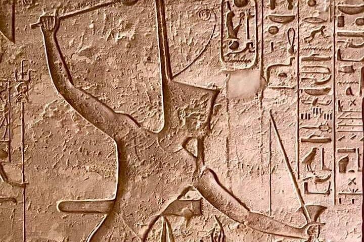 コーチによるアブ シンベル神殿への日帰り旅行 - 少人数グループ。